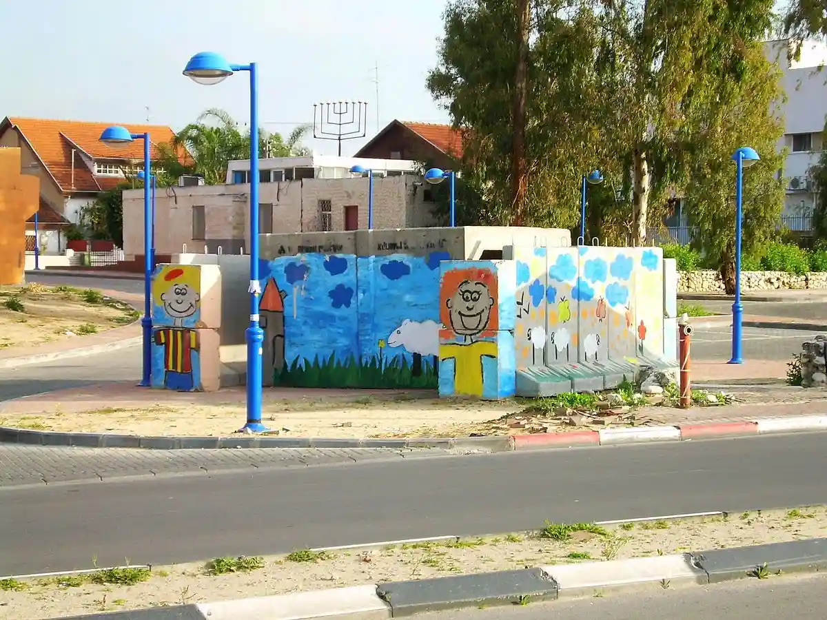 https://commons.wikimedia.org/wiki/File:Sderot_Shelter.JPG